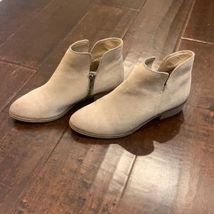 Tan suede splendid booties. Low heel of approx an inch.